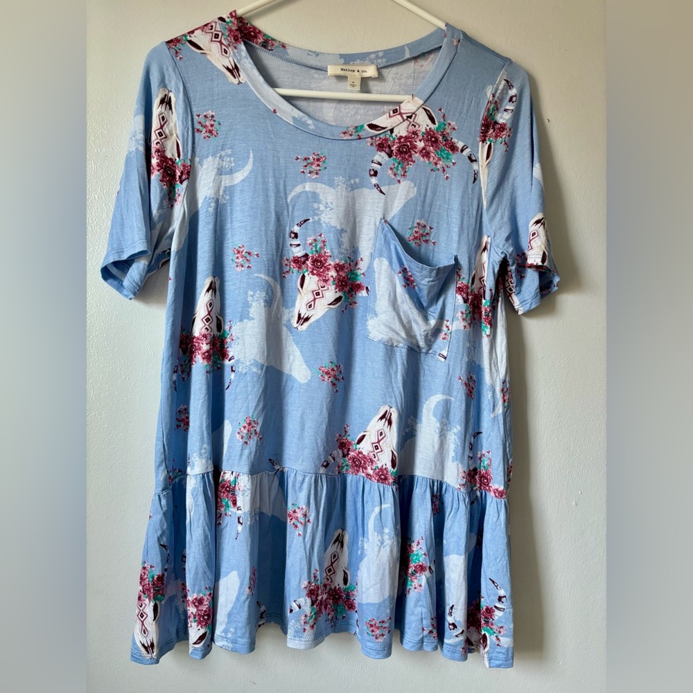Hailey & Co Sz Med Blue Tunic Pocket Ruffle Short Sleeve Boho Western Cow Skull